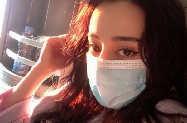 迪丽热巴出席活动频频＂捂胸＂，得知真相后，网友：粉定她了