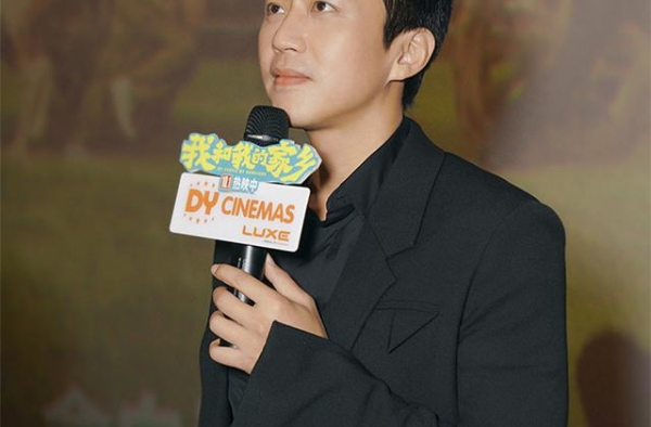 《我和我的家乡》广州路演 邓超请援鄂医生看电影