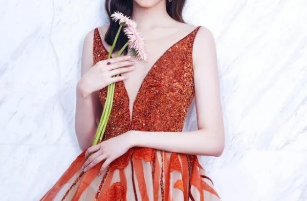 关晓彤才是“人间锦鲤”吧？换上深V纱裙礼服，比仙子还要美几分