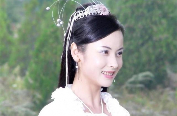 杨明娜：曾饰演“妖精”惊为天人，如今44岁成为“母亲专业户”