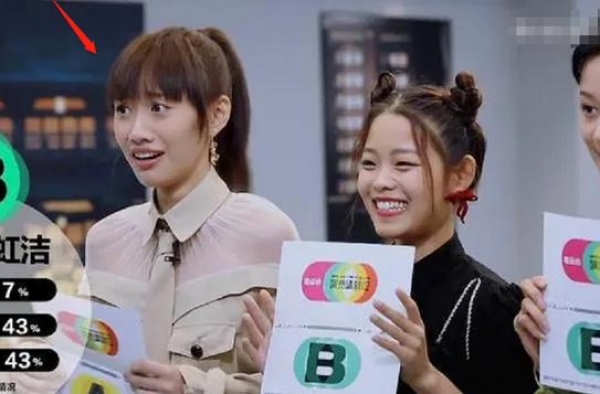 闫妮女儿近照曝光，被嘲长相平平老气横秋，曾被妈妈力捧进娱乐圈