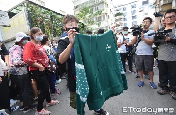 小鬼黄鸿升义卖 头号粉丝泛泪买绿色帽T：那是我们最后一次交谈