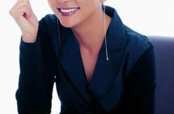 他是赵薇前男友，对患癌女友不离不弃，女友去世他照顾其父母至今