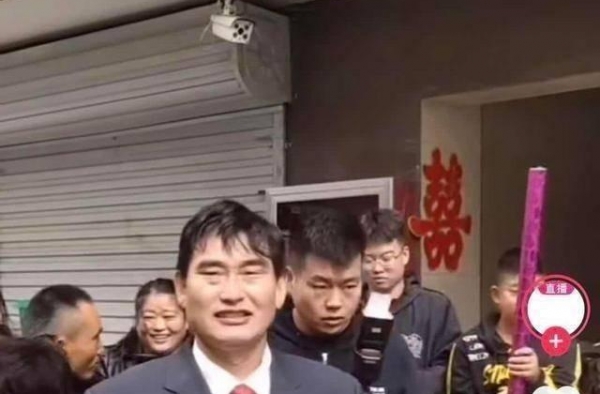 今天是个好日子！大衣哥朱之文摆宴庆儿子结婚