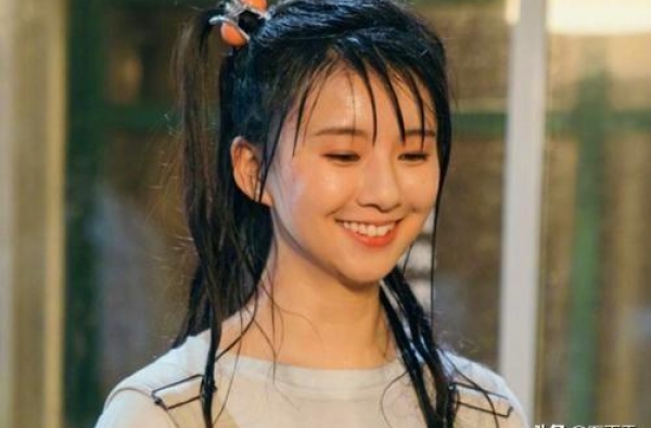 《演员请就位》热播后，春晚小彩旗因为“拔丝吻”上了热搜