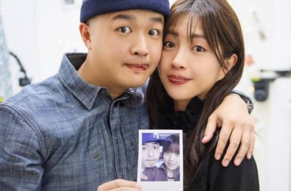 参观包贝尔和包文婧的家，把院子改成了菜园，一家人都吃上农家菜