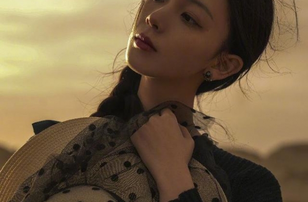 陈瑶十一长假雅丹出游照：大气恢宏，仿佛隔着遥远时光走来的女郎
