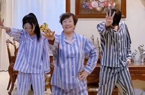 好事将近？张檬带小五金圣恩见家长，妈妈亲自晒全家福认可准女婿