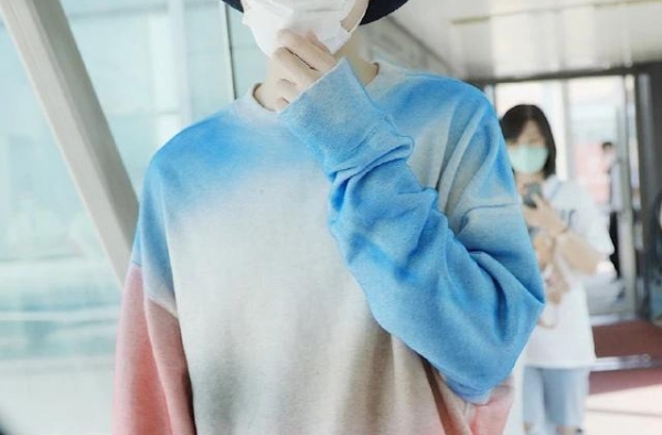 TFboys是卫衣代言人吧？基础款穿出帅气精致感，难怪受欢迎