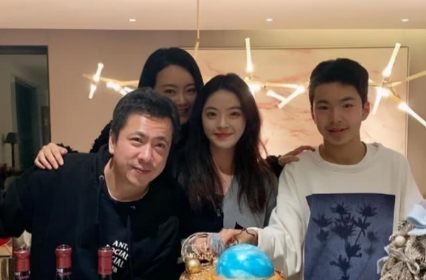华谊千金王文也晒男友正脸照，长相白净颜值高，两人牵手超甜蜜