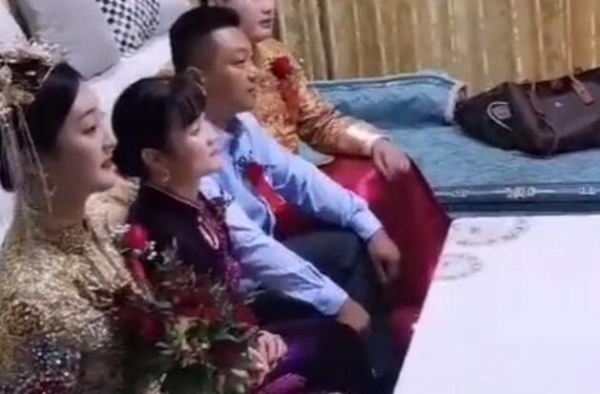 大衣哥的儿媳妇真不简单！女方在中医院上班，父亲是镇上的首富