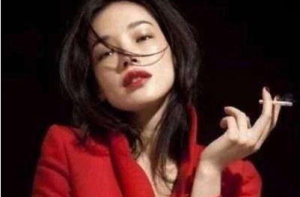 她22岁与黎明相恋，29岁得抑郁症摘影后，40岁嫁给幸福