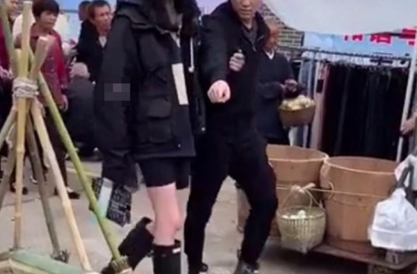 奚梦瑶夫妻在乡下被拍，何猷君与妻子腻歪得如同热恋，宠妻又宠娃