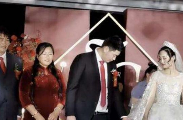 大衣哥儿子结婚，房子喜庆引人注目，八辆豪车前来接亲