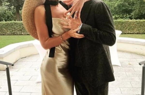 恭喜！莱昂纳多前女友闪婚，嫁大2岁著名演员，婚礼现场首曝光