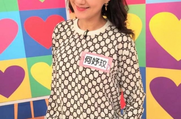 43岁女星离婚6个月便登相亲节目，与男星牵手成功，并当场亲吻