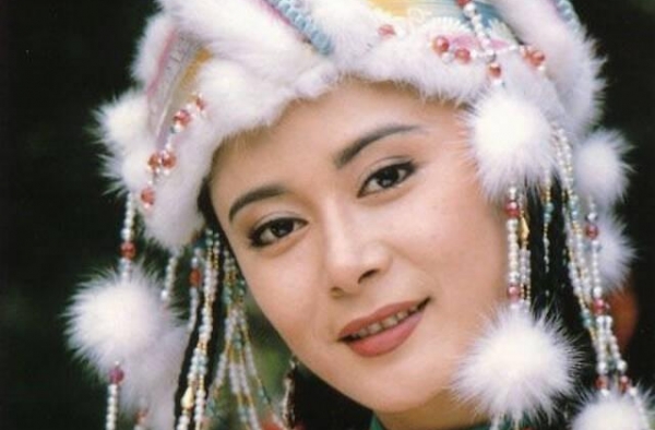 《还珠格格》中尔泰喜欢小燕子，那对塞娅又是什么感情？