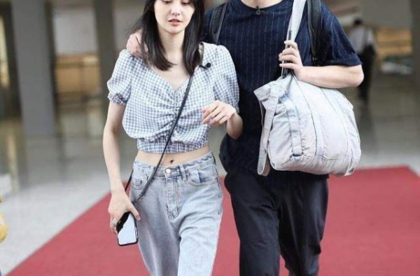 郑爽录节目又穿露脐装，短T恤搭配牛仔裙，彩带绑发更甜美了