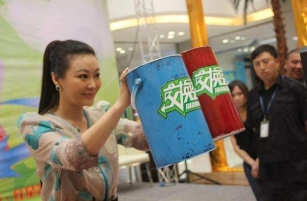 她是央视知名主持人，丁克15年高龄产女，丈夫是身为主持人的他