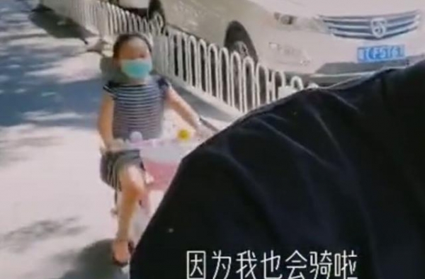 杨帆小情人又长高了！白衣黑裤长头发超酷，亲子时光太让人羡慕！
