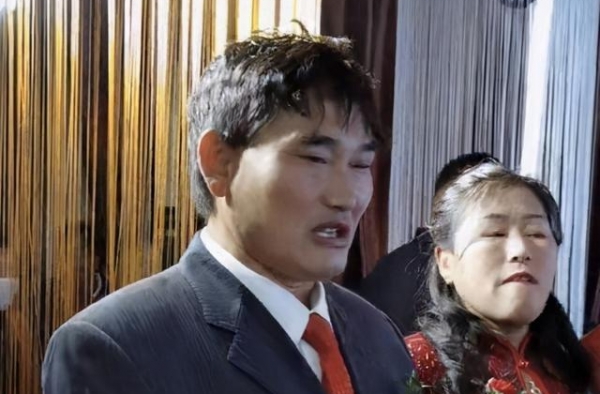 大衣哥朱之文儿子结婚，大皮箱装现金彩礼，场面十分隆重