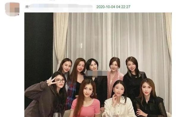 baby回应与贵妇合照站边缘：谁光线好就围过去，不介意站哪里