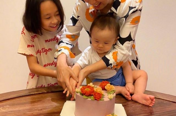 幸福满溢！张怡宁携一对儿女亮相，生二胎后“逆生长”美出新高度