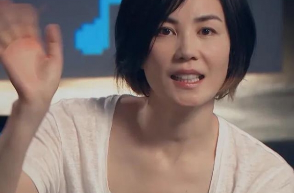 ?51岁王菲罕见现身，留短发皮肤白皙没皱纹，穿薄T恤好随性
