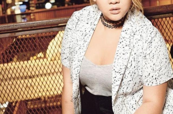 母亲离世12年，胖到200斤的女孩，唱歌演戏还是没爹有名气