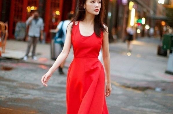 29岁李沁气质太出众，一袭红色吊带长裙娇艳明媚，长发清纯动人