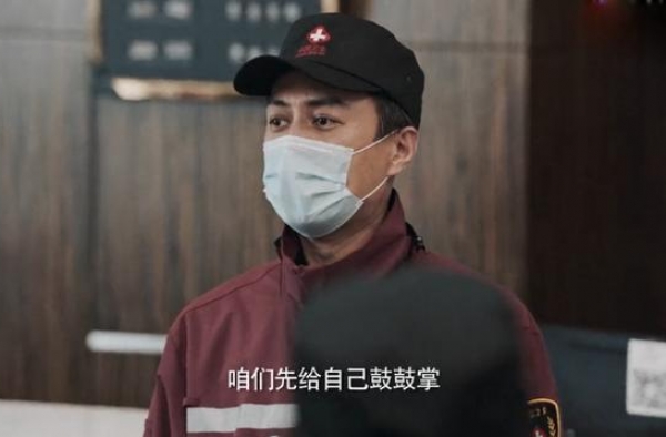 光环加身却不让人反感，关心小护士却不油腻，靳东你赢了