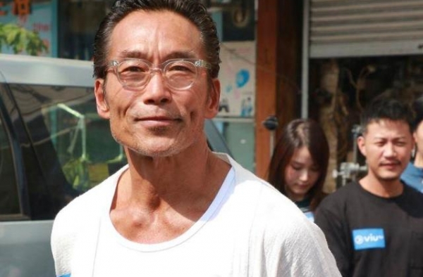 走进香港演员郑浩南的家，56岁依旧有腹肌，经常开游艇出海游泳