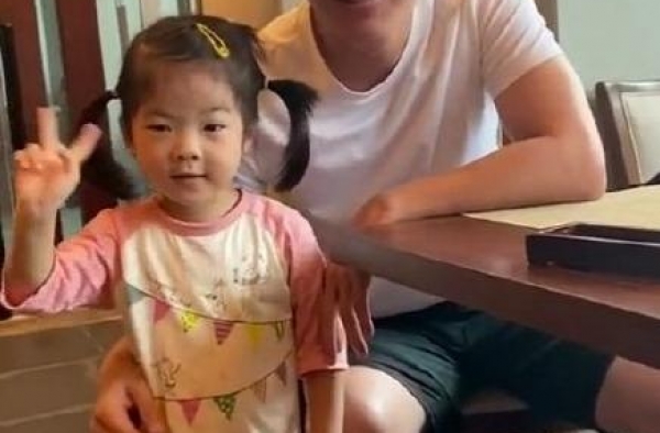 网友偶遇贾乃亮，被问甜馨秒变脸，神情失落戳到痛处