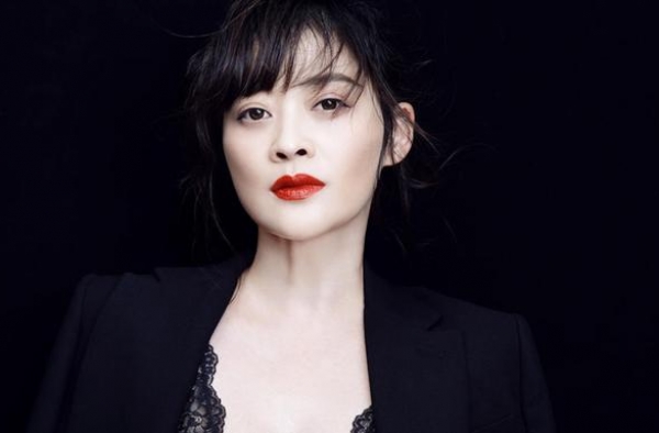 梅婷一家四口罕合体！夫妻二人和儿子手牵手，7岁女儿独自拉行李
