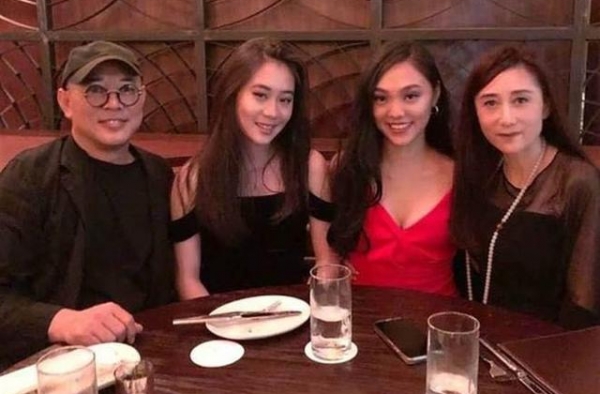 李连杰小女儿秀小蛮腰，已经17岁，傲人身材不输妈妈利智