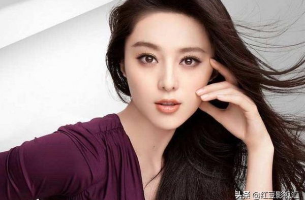 范冰冰风情万种，李嘉欣艳压群芳，两人相比，谁的颜值更高呢？