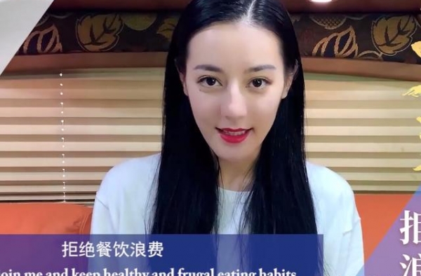 迪丽热巴录制公益视频，高清镜头下很清瘦，这发际线我没看错吧？