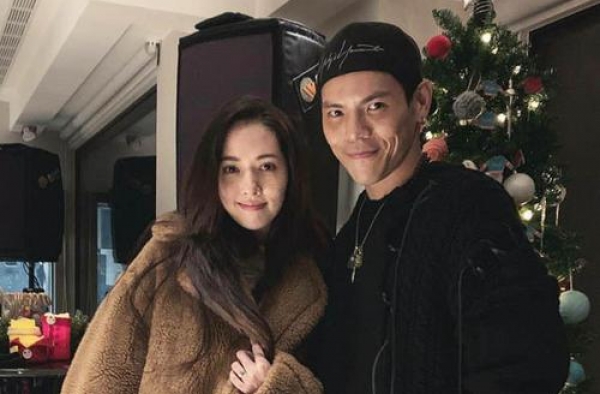 郭碧婷产前细节被爆，向佐坐实＂好丈夫＂，全程护肚紧搂不放