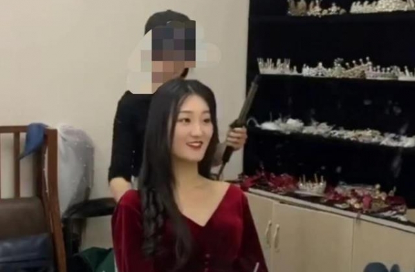大衣哥儿媳回门宴造型曝光，撞脸乡爱王云？被曝娘家是镇上首富
