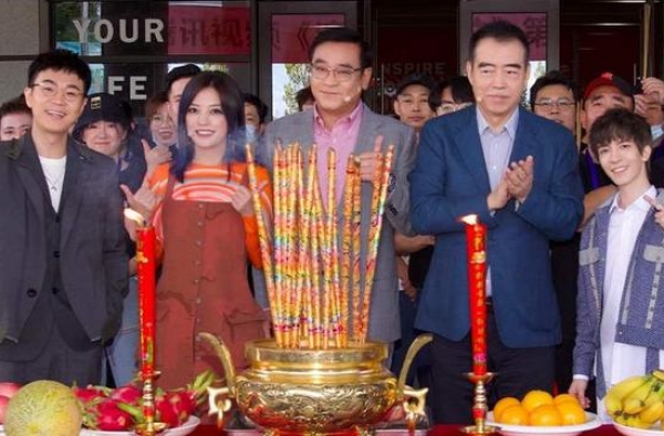 甩周润发爱妻，嫌张曼玉丑还相爱，与妻子相约丁克，却出轨偷生娃