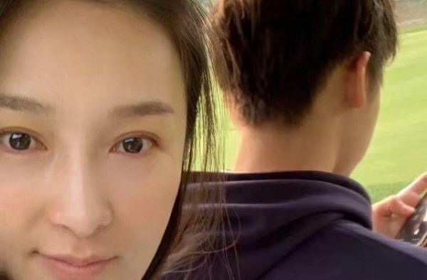 寇振海“女儿”乐珈彤晒近照，43岁素颜状态好，俩儿超帅星范足