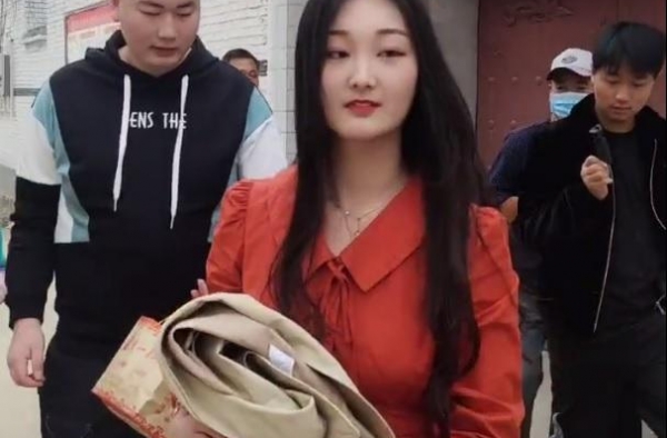 大衣哥儿子开始新生活：和老婆入住新房，大衣嫂亲自护送儿媳妇