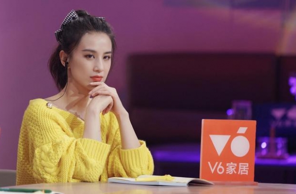 黄圣依任《我们恋爱吧》嘉宾，黄色毛衣秀肩露脐，珍珠扣子好柔美