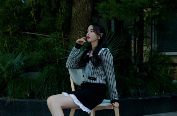 杨超越复古森系搭配，蕾丝荷叶花边套装尽显魅力