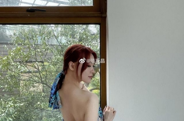 身材姣好！范志毅爱女晒国庆出游照 吊带抹胸装动人心魄