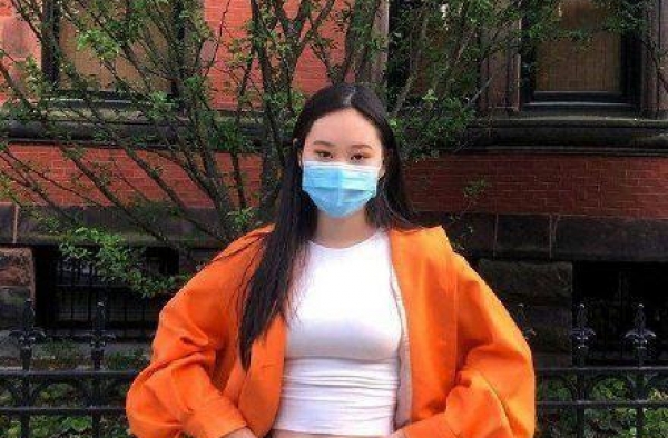 李连杰小女儿近照穿露脐装，笑意满满似名媛，看不出曾患抑郁症