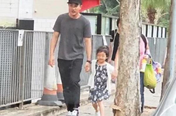 刘恺威带病接女儿放学，小糯米喜笑颜开跑向爸爸，父女感情很暖心