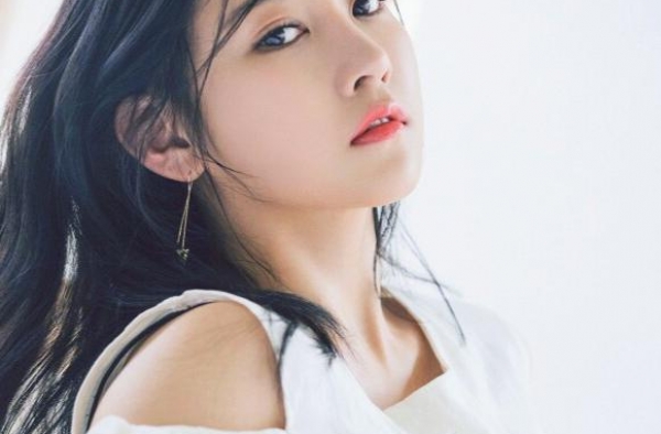 魅力之旅：韩国女星朴昭妍美艳写真
