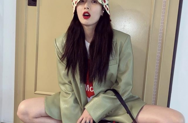 泫雅晒最新穿搭，复古西装配樱桃渔夫帽时髦又少女，大红唇绝了