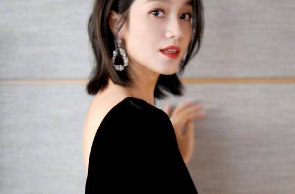 朱丹挺7个月孕肚仍直播，深夜带货3个小时，不停捶背黑眼圈抢镜